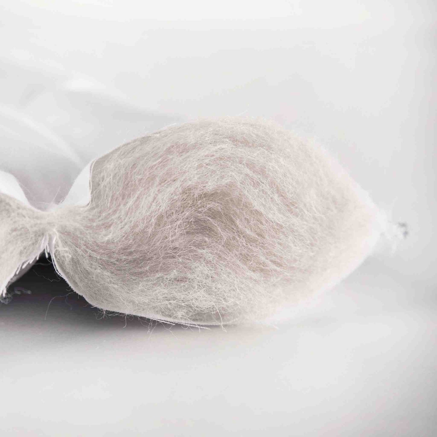 Alpaca fibre filling of the Interior arrangement with the ÉTAUDORÉ summer alpaca duvet