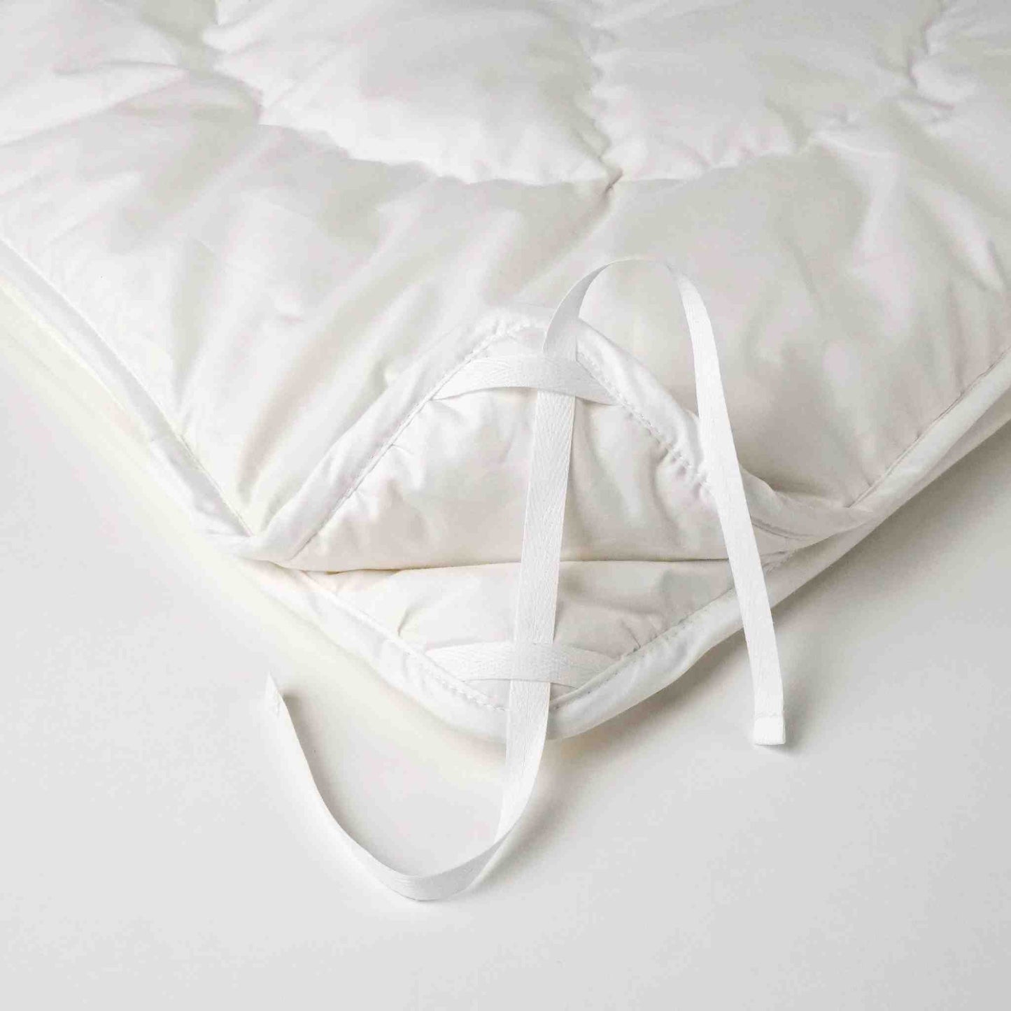 Corner loop detail of the Interior arrangement with the ÉTAUDORÉ summer alpaca duvet