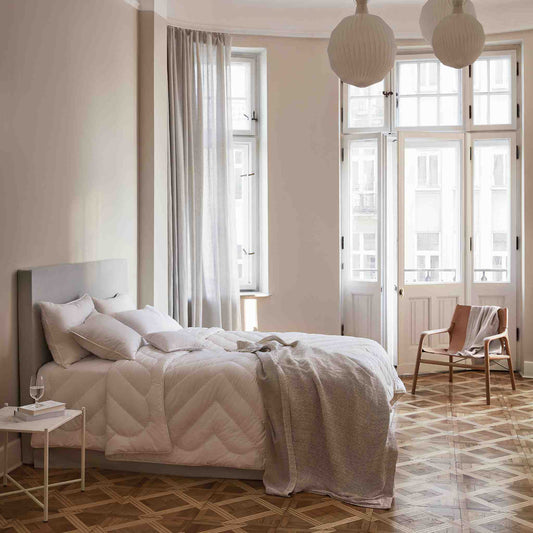 Interior arrangement with the ÉTAUDORÉ summer alpaca duvet
