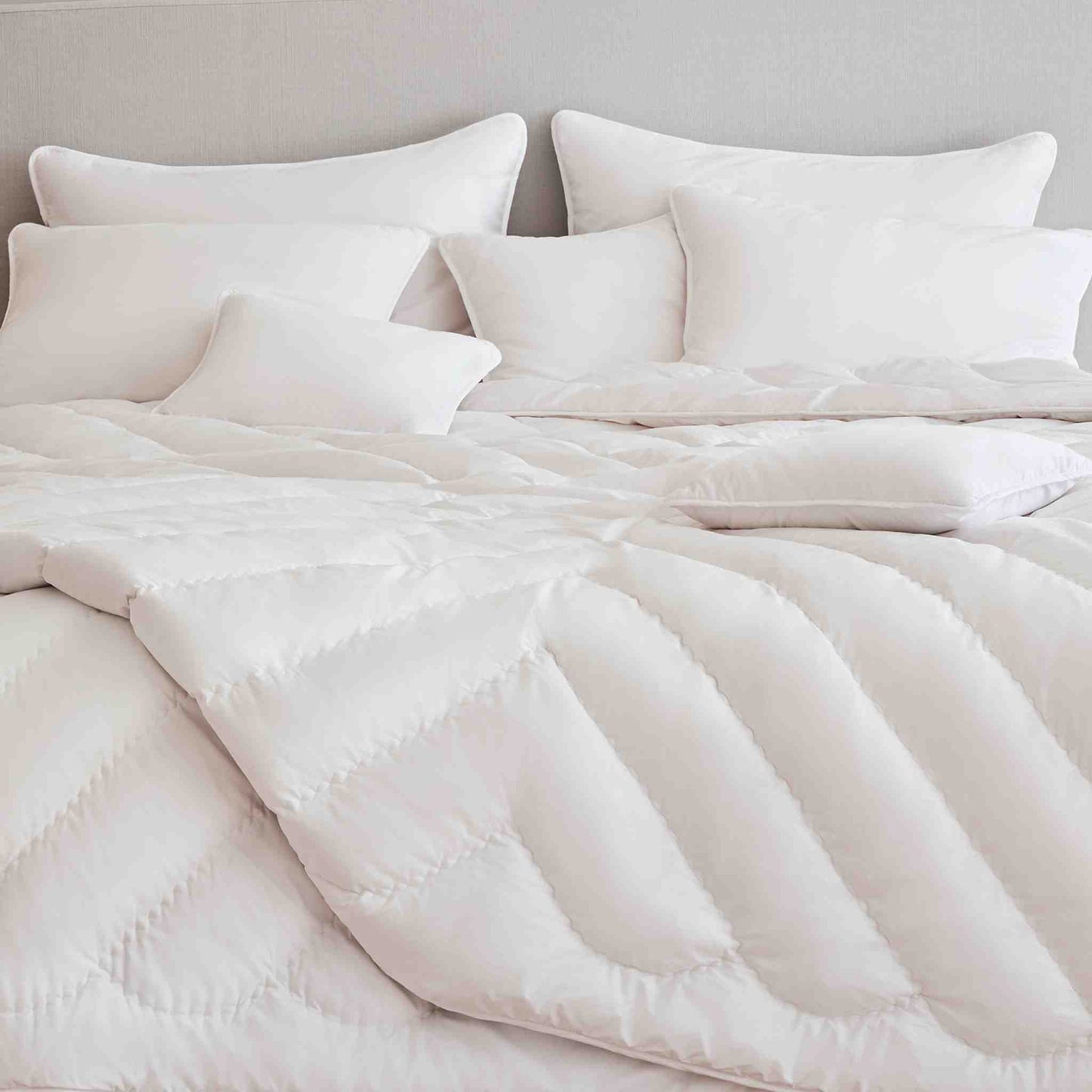 Bed setting with the Interior arrangement with the ÉTAUDORÉ summer alpaca duvet