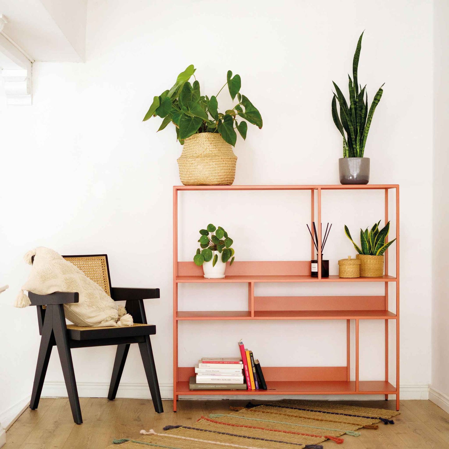 Interior arrangement with the ÉTAUDORÉ DESIVA shelving unit made from highest quality powder coated steel