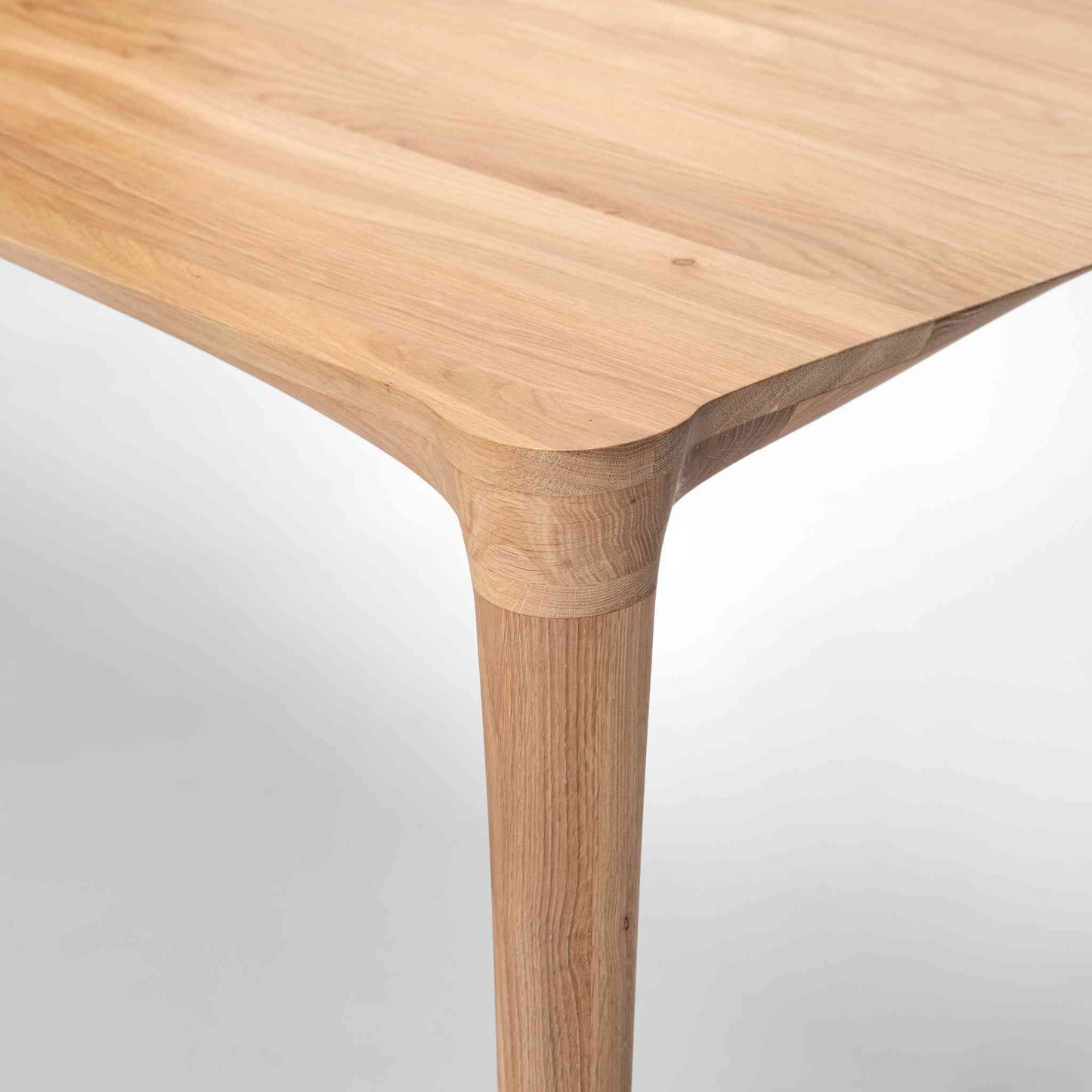 Corner detail of the ÉTAUDORÉ L'Argentine Solid Oak Wood rectangular table