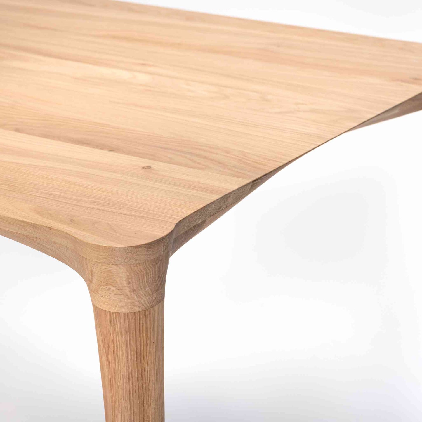 Rouded corner detail of the ÉTAUDORÉ L'Argentine extendable Solid Oak Wood rectangular table