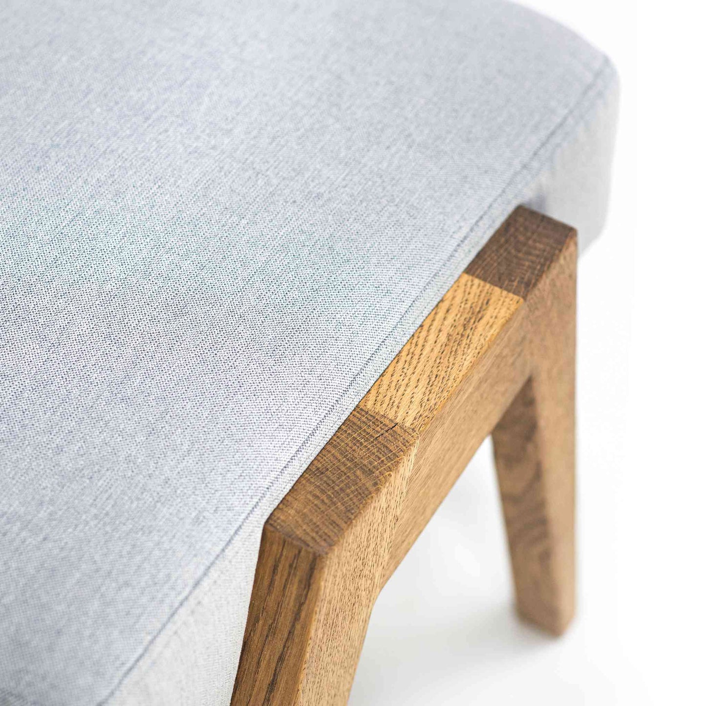 Details of the ÉTAUDORÉ Parsenn footrest made of solid oak wood with high quality light ash gray upholstery