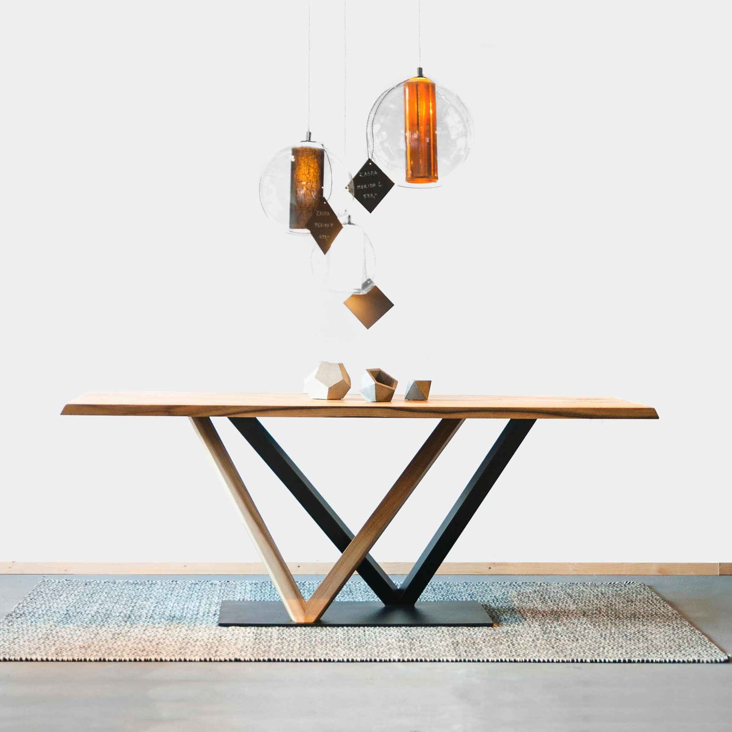 Interior arrangement with the ÉTUADORÉ Julier dining table in solid oak wood and powder coated steel
