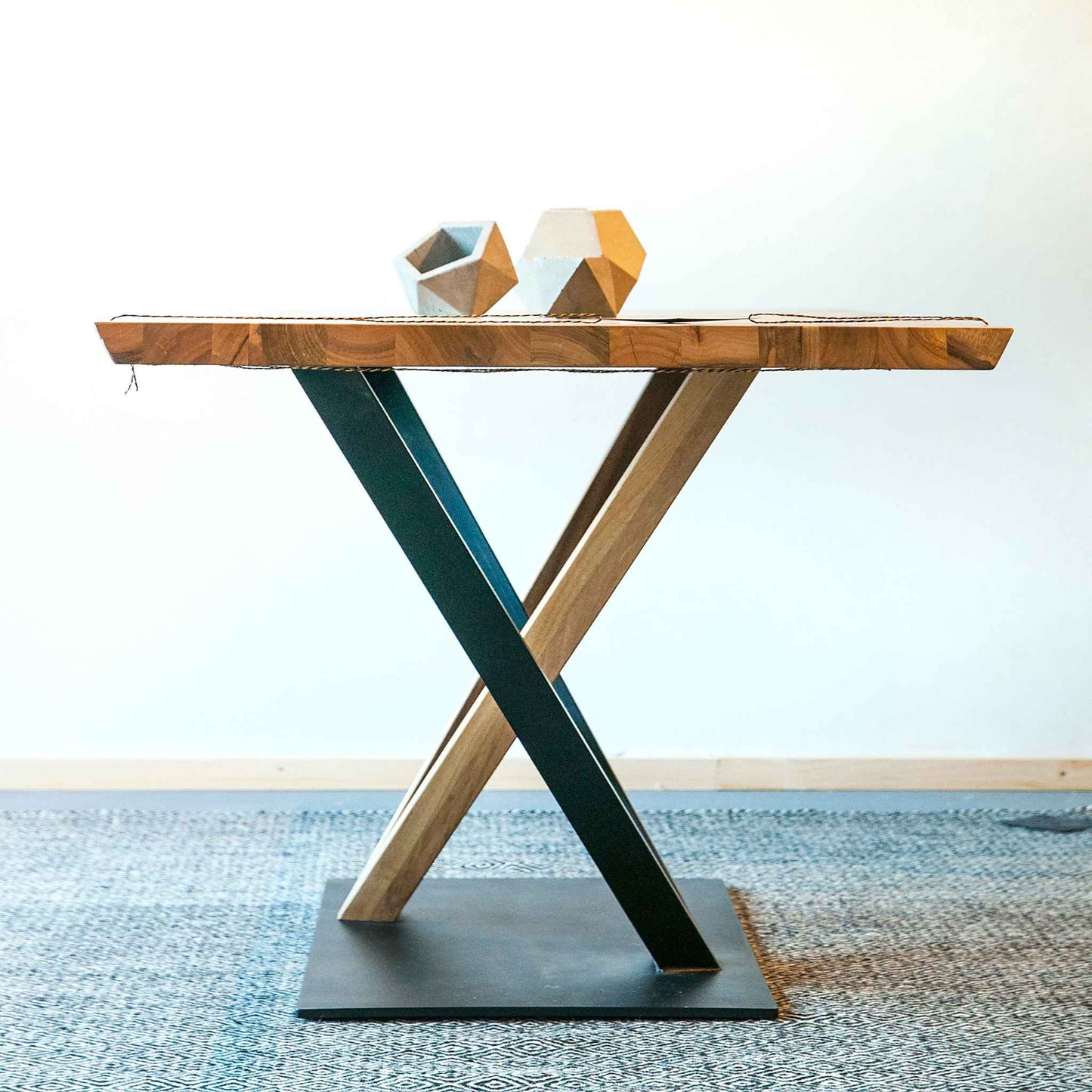 Interior arrangement with the ÉTUADORÉ Julier dining table in solid oak wood and powder coated steel