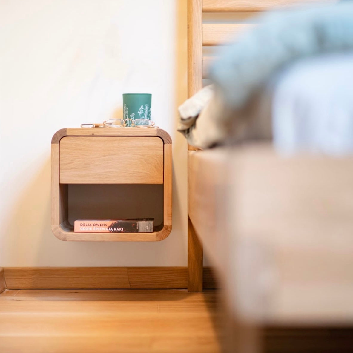 ETAUDORE Bernina wall-mounted bedside table in solid oak