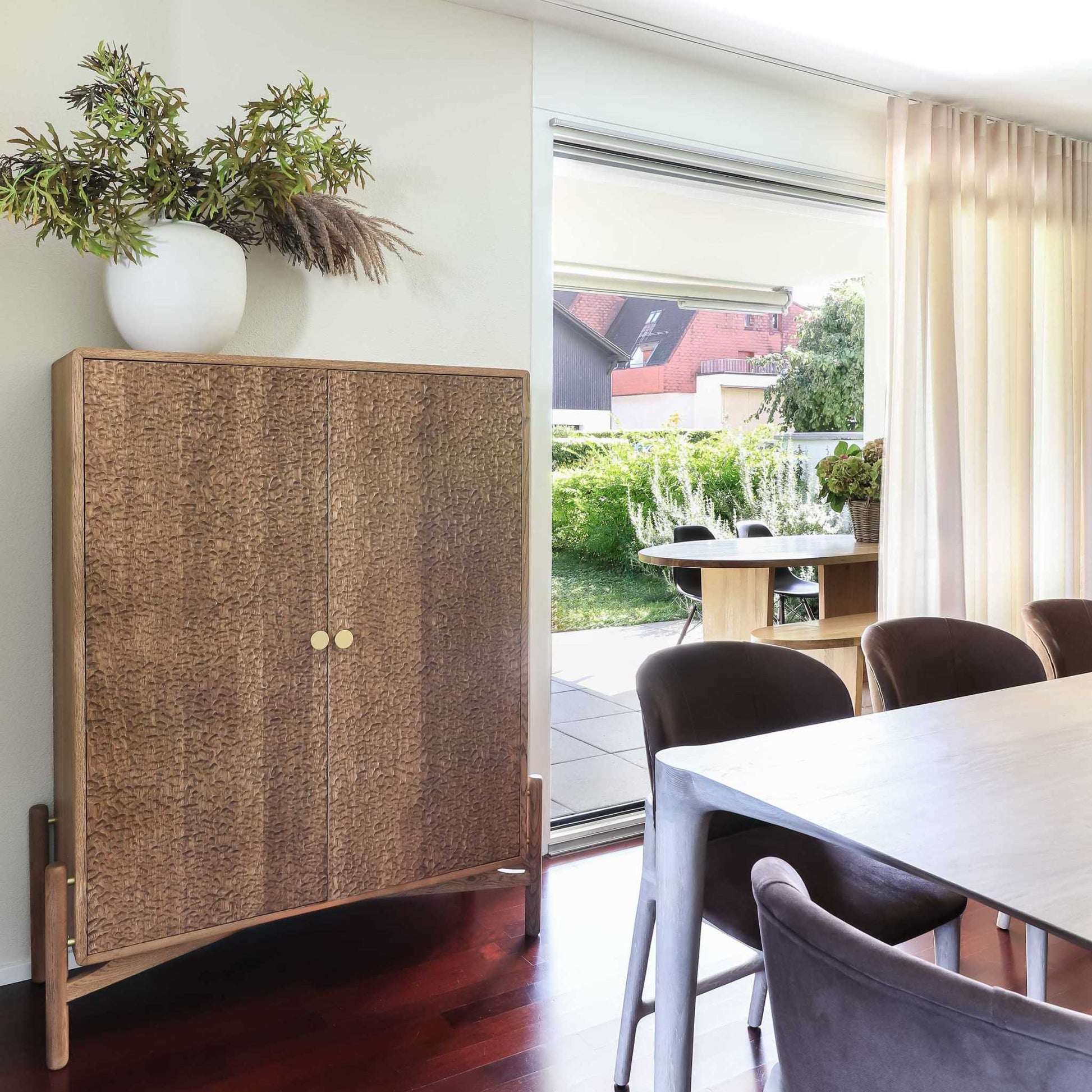 ÉTAUDORÉ Areuse highboard, made to order from solid oak wood, alongside the L'Argentine table and Uetliberg chairs