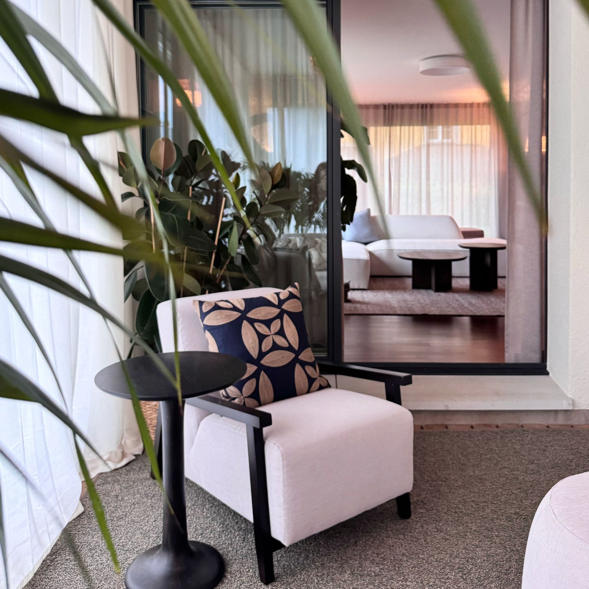 ÉTAUDORÉ Lianna side table and Reuss armchair in the winter garden of the ÉTAUDORÉ showroom in Thalwil