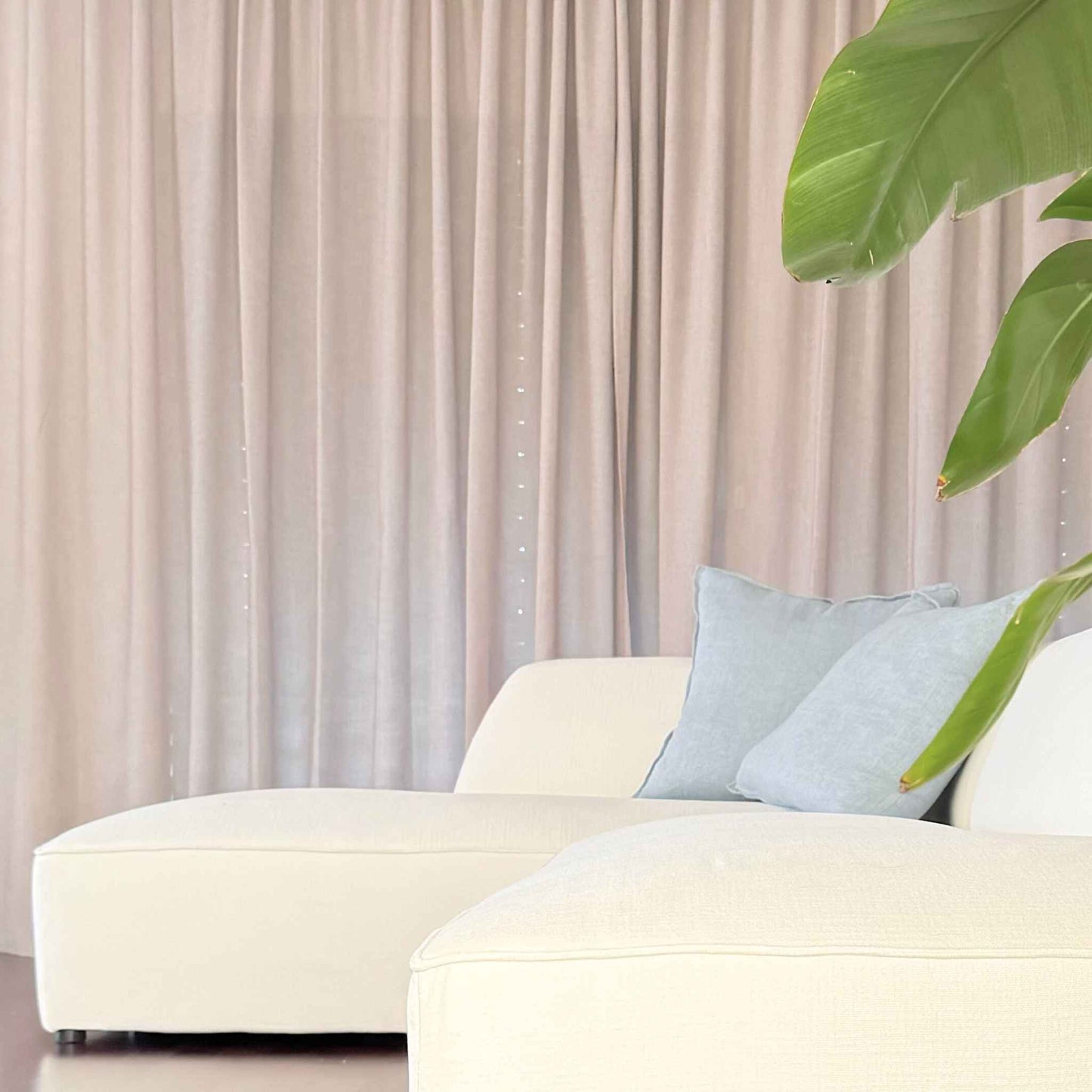 Side view of the ÉTAUDORÉ Saane sofa in white-cream in the ÉTAUDORÉ showroom