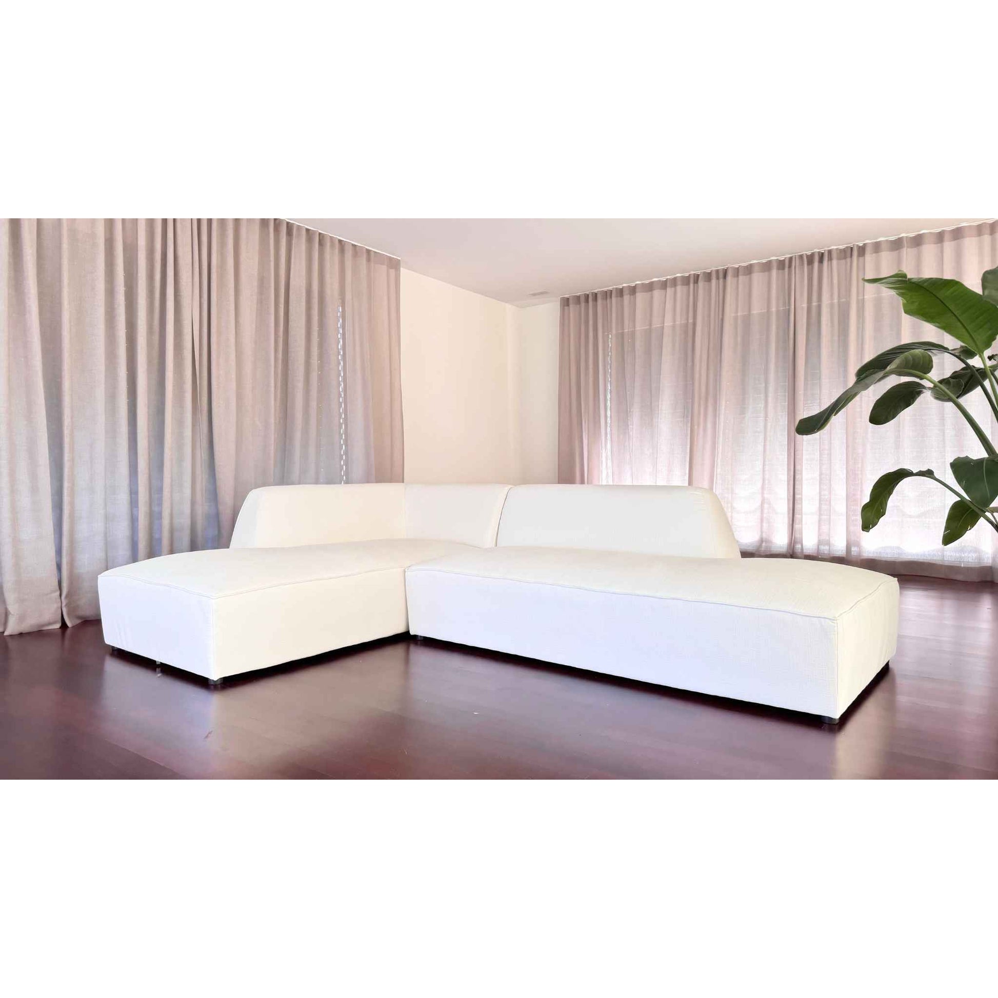 Front view of the ÉTAUDORÉ Saane sofa in white-cream in the ÉTAUDORÉ showroom