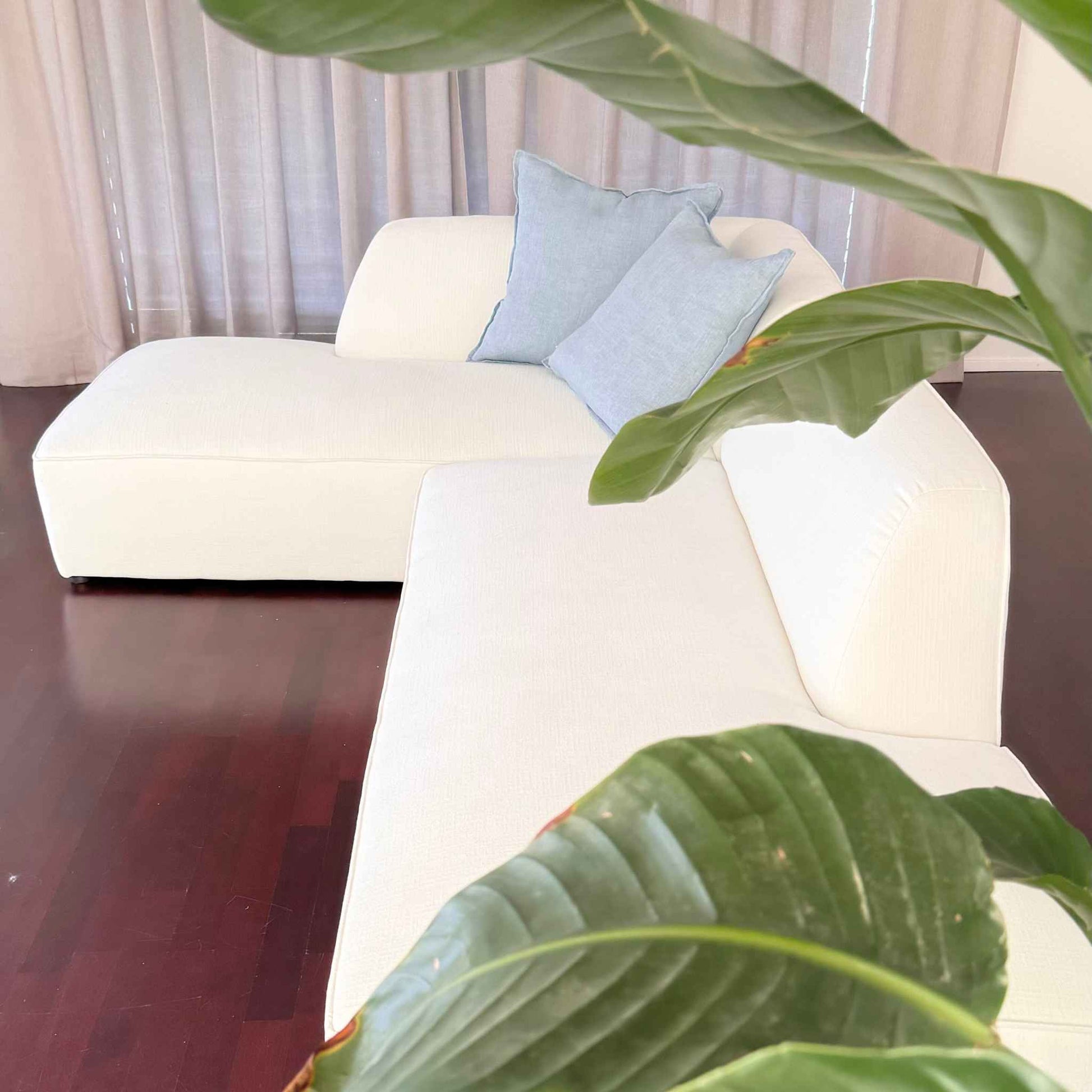 Top-side view of the ÉTAUDORÉ Saane sofa in white-cream in the ÉTAUDORÉ showroom